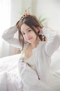 离家三年，老婆把女儿关进玻璃水箱现场拍卖