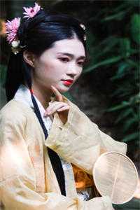 女帝抬眸诸神拜，魔尊跪吻她裙摆